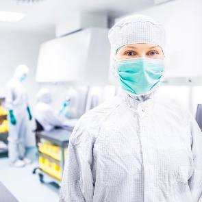 Labormitarbeiterin in der ABF-Pharmazie.